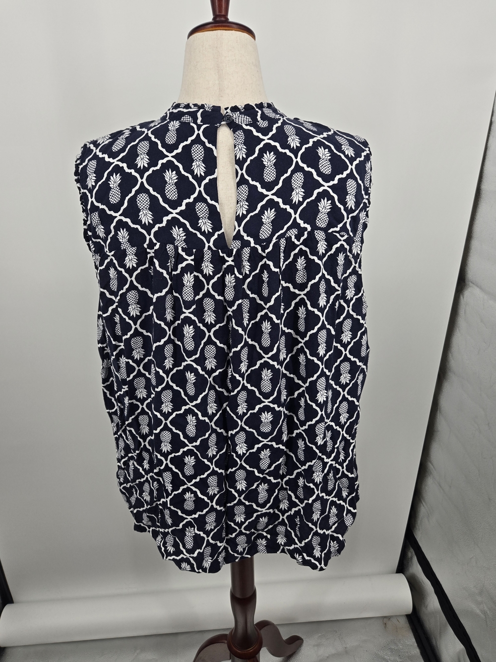 crown & ivy Navy and White Pineapple Print Smocked Tank 3X (6777) - Picture 3 of 5